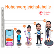 Personalisierte Tonfiguren mit individuellem Kopf auf Superhelden-Körper